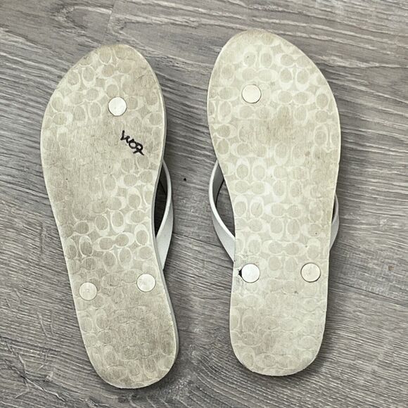 Coach Sandals Amel Signature Flip Flops Womens 7 Silver Bow White Thong Shoes - Picture 7 of 7